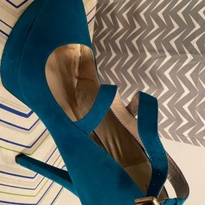 Like new size 8 Teal heel